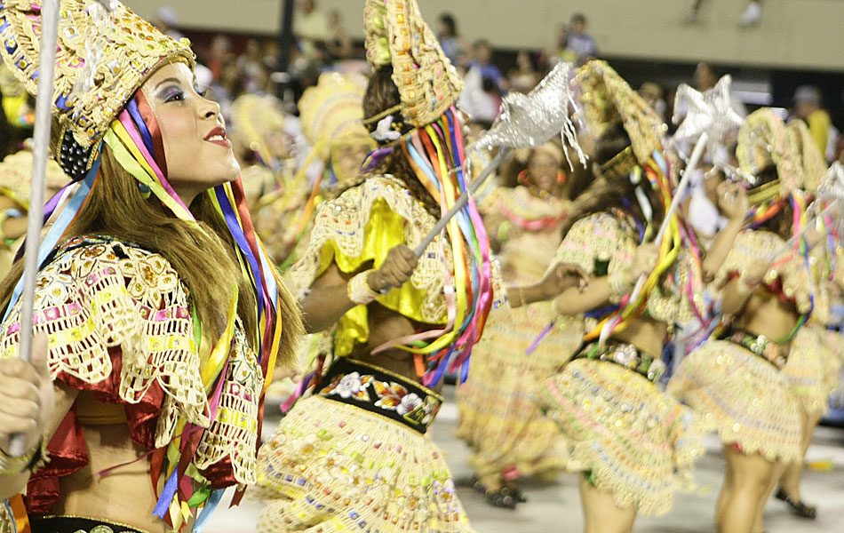 Ala do desfile da Beija-Flor representa a Companhia Barrica do Maranhã, grupo de artistas criado em 1985 que trabalha com música, dança, literatura e teatro.