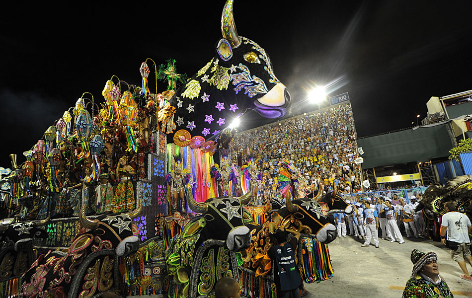 Carro alegórico da Beija-Flor no carnaval 2012 representa o Bumba Meu Boi, celebração típica de São Luís.