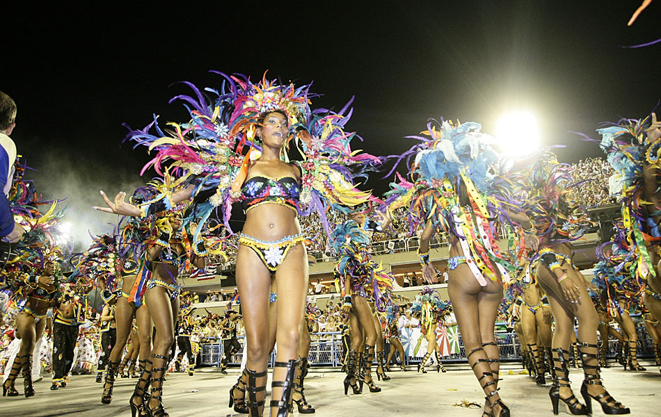 Ala dos passistas 'Bumba-meu-boi me faz dançar' do desfile da Beija-Flor no carnaval 2012.