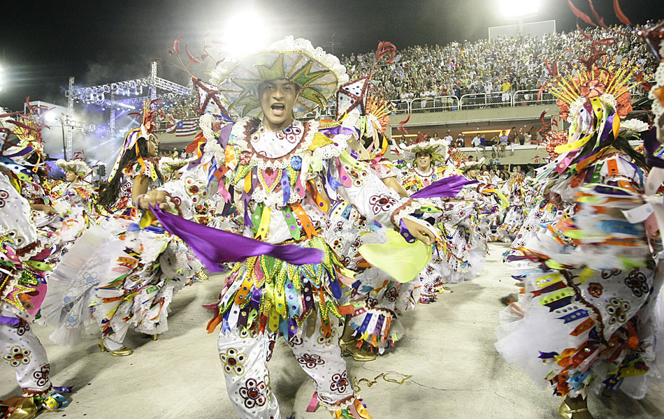 Ala da Beija-Flor leva as matracas e a orquestra que acompanha os festejos juninos maranhenses.