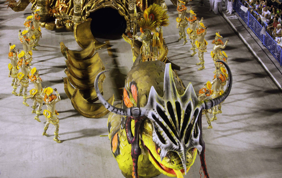 Comissão de frente da Beija-Flor representa a serpente encantada e os guerreiros tupinambás.