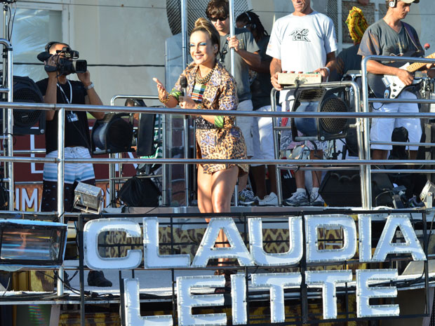 Claudia Leitte comanda do Bloco Barra no circuito Dodô (Foto: Eduardo Freire/G1)
