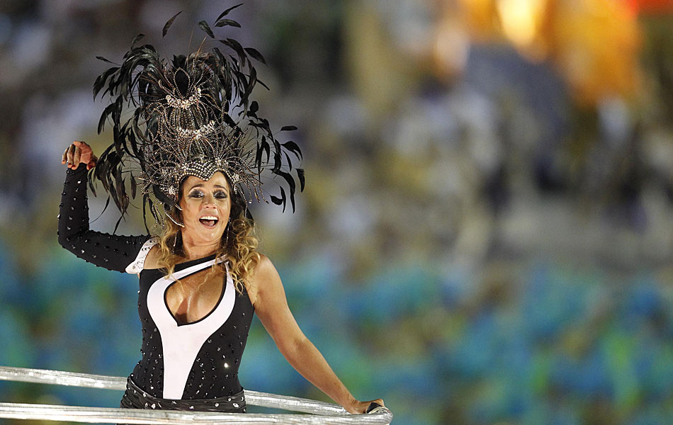 Daniela Mercury desfila pela Portela no primeiro dia de desfiles do carnaval do Rio em 2012. 