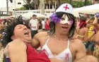 'Enfermeira'  ajuda a quem bebeu demais (TV Verdes Mares/Reprodução)
