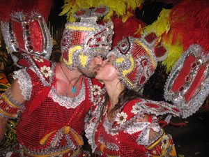 Casal Maurizio e Gleyce se beija após desfile (Foto: José Raphael Berrêdo / G1)