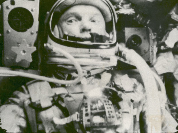 Foto de arquivo da Nasa mostra o astronauta John Gleen durante o voo ao espaço, em 20 de fevereiro de 1962. (Foto: Arquivo Nasa/AP)