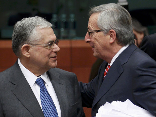 Presidente do Eurogrupo, Jean-Claude Juncker, conversa com premiê grego Lucas Papademos (Foto: Reuters)
