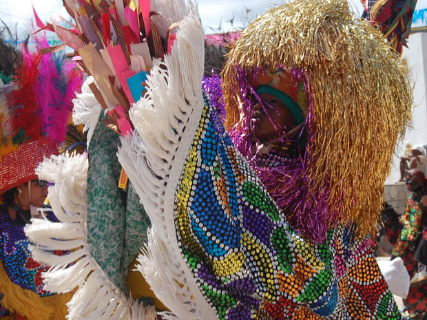 Grupos de maracatu se encontraram na Cidade Tabajara, em Olinda, levando cores e sons (Foto: Vitor Tavares / G1 PE)