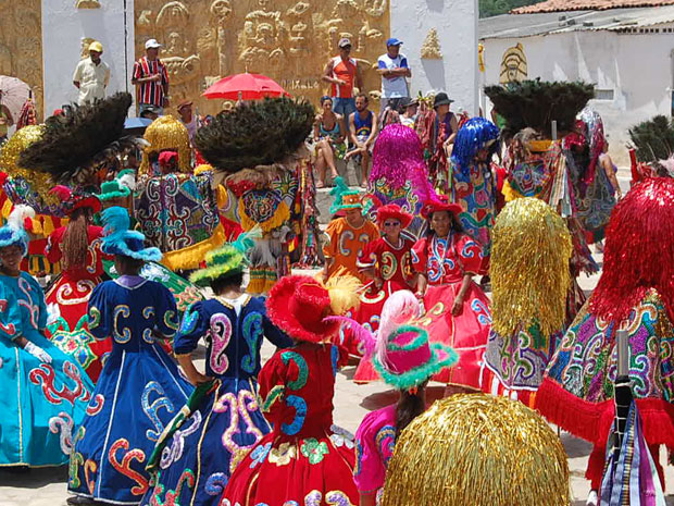 Cidade Tabajura foi invadida pela celebração dos maracatus de baque solto (Foto: Vitor Tavares / G1 PE)