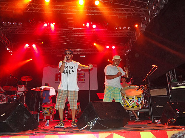 A banda Nação Zumbi animou o polo Várzea na noite do domingo (Foto: Túlio Vasconcelos/ G1)