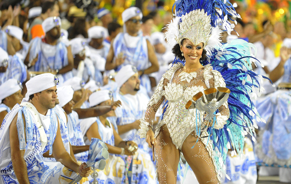 Sheron Menezes ficou muito emocionada ao desfilar como rainha da bateria da Portela.