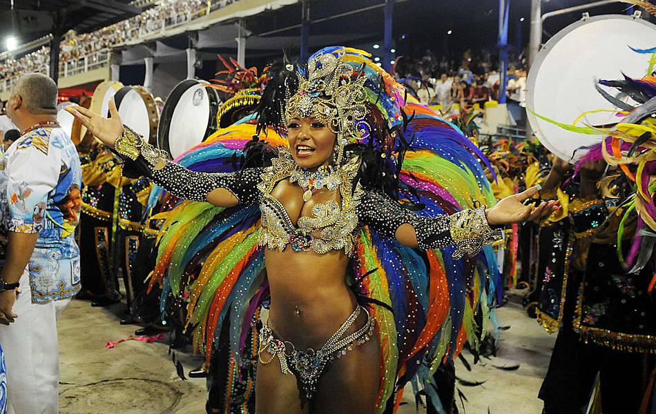 Raísa Oliveira, rainha da Beija-Flor de Nilópolis, penúltima escola a desfilar no dia de abertura do grupo especial do Carnaval do Rio de Janeiro em 2012.