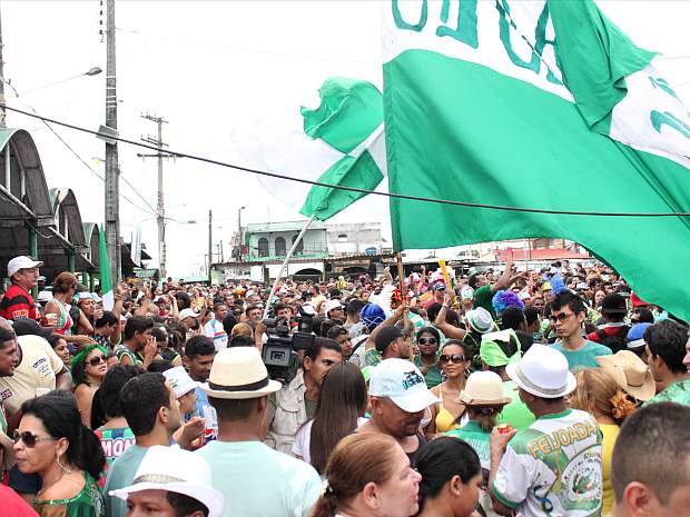Bicampeonato do carnaval levou multdão às ruas do Morro da Liberdade (Foto: Anderson Silva /G1 AM)