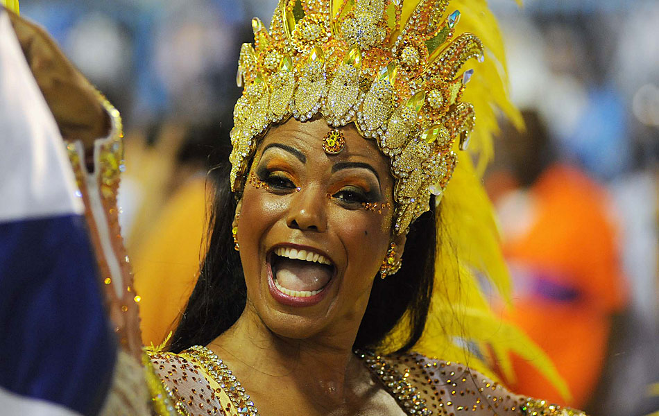 Selminha Sorriso, a primeira porta-bandeira a entrar na Sapucaí durante o desfile da Beija Flor no Carnaval 2012.