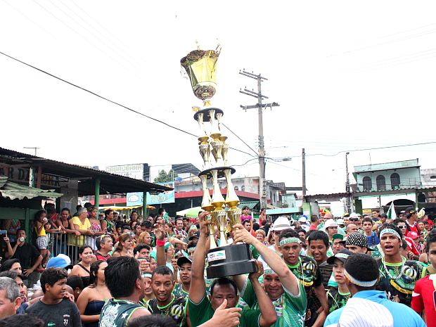 Chegada do troféu na área da quadra da escola de samba Reino Unido (Foto: Anderson Silva /G1 AM)