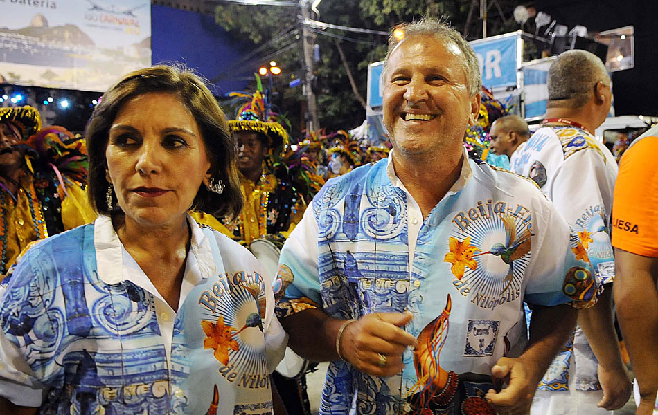 O ex-jogador Zico e a esposa, Sandra, aguardam o início do desfile da Beija-Flor.