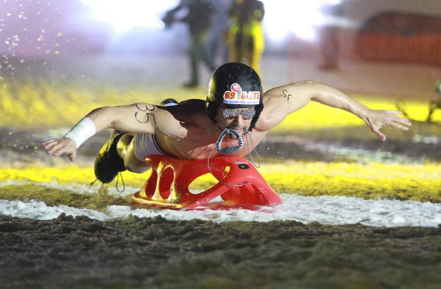 Competidores só puderam usar capacetes, sapatos e roupa de baixo. (Foto: Matthias Bein/AFP)