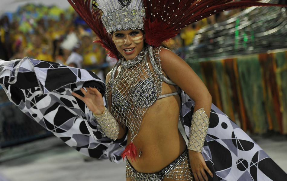 Destaque da Mangueira samba e faz pose no desfile da escola. 