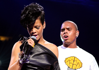 Os cantores Rihanna e Chris Brow durante apresentação em 2008 (Foto: Scott Gries/AFP)
