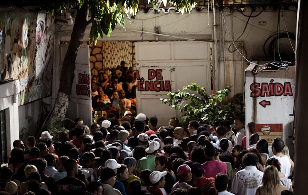 Público se dirige para saída na quadra da Mocidade Alegre, na Zona Norte de São Paulo. (Foto: Caio Kenji/G1)