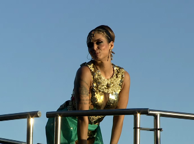 Alinne chamou atenção com figurino dourado e verde nesta terça-feira de carnaval. (Foto: Imagens/TV Bahia)