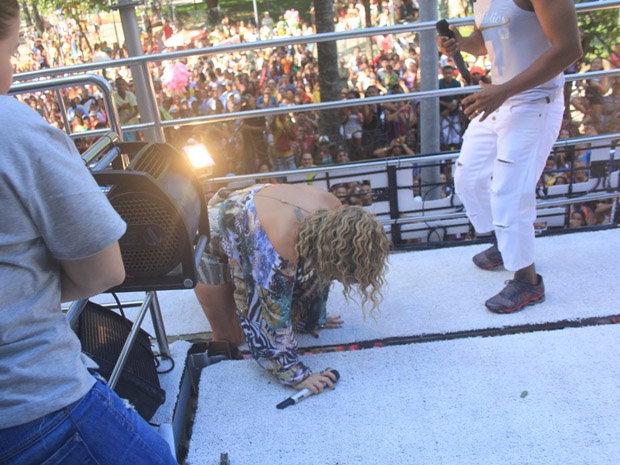 cantora cai no carnaval de salvador (Foto: Rodrigo dos Anjos/AgNews)