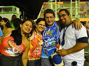 Fernando e Rejane (centro), casados há dez anos curtem o Carnaboi com os amigos sem rivalidade. (Foto: Marcos Dantas / G1)