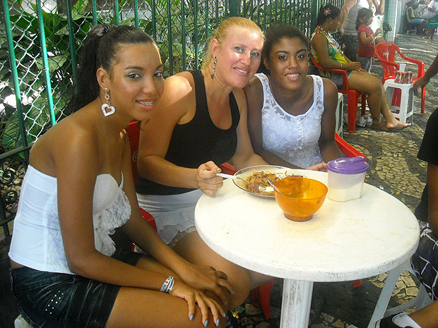 Enfermeira Márcia Gomes levou filhos e sobrinhos para comer a feijoada de dona Cleonice (Foto: Lílian Marques/ G1)