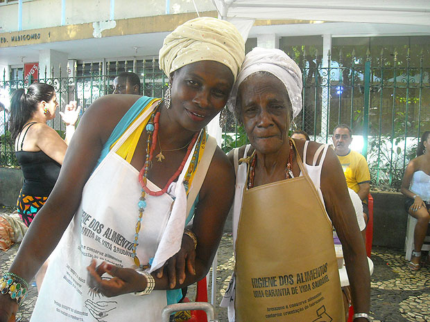 Dona Cleonice diz que faz a feijoada para vende no carnaval com a filha há dez anos (Foto: Lílian Marques/ G1)