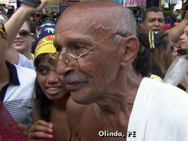 Folião se veste de Gandhi em Olinda (Foto: Reprodução/Site oficial)