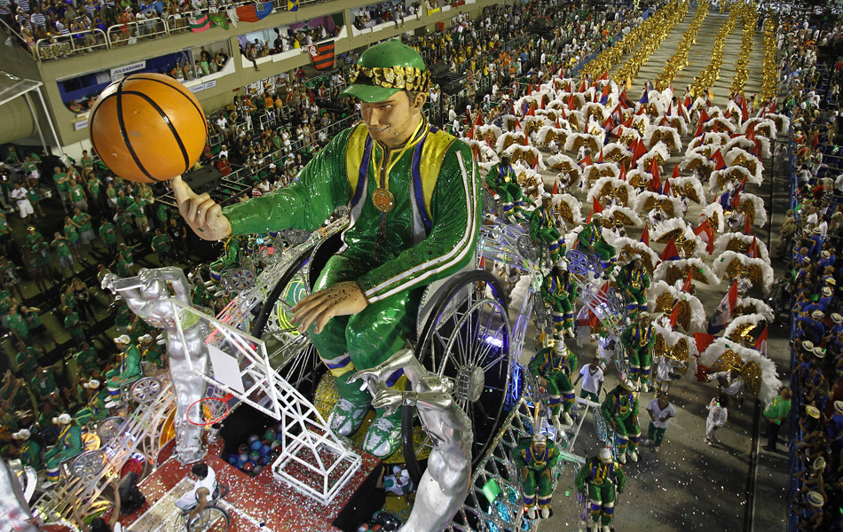 Quarto carro da Grande Rio homenageou a seleção brasileira de basquete paraolímpica.