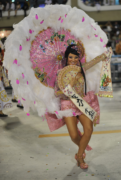 Geovana Tominaga representa a delicadeza japonesa no desfile da Grande Rio.