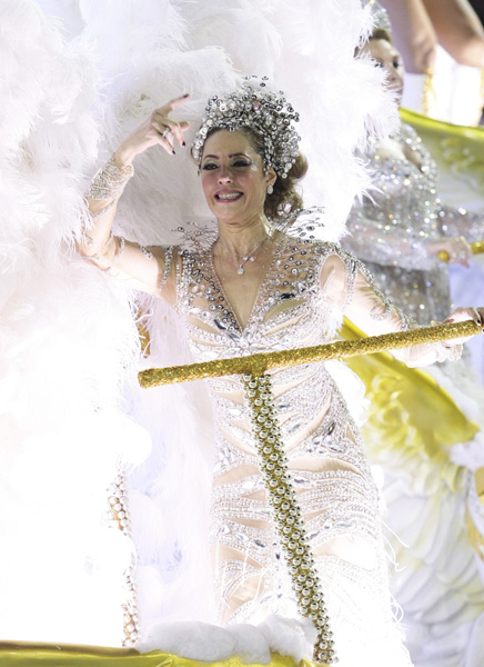 A atriz Cristiane Torloni desfila no carro abre-alas da Grande Rio, 'Anjos anunciam a luz que vem do céu'.