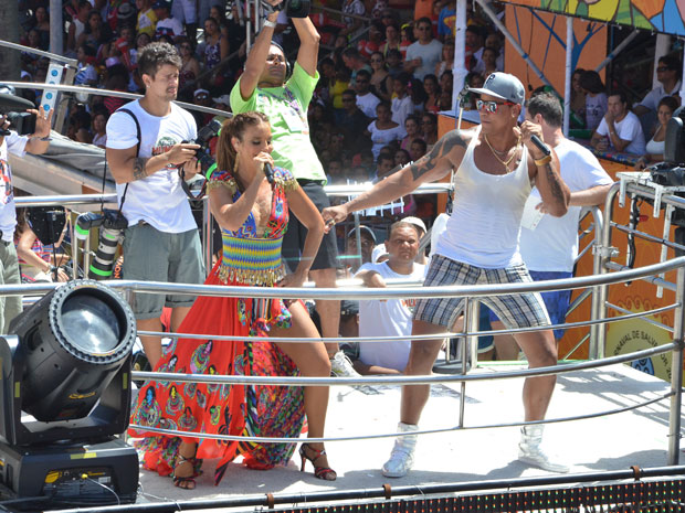 Ivete Sangalo chama Léo Santana para cantar no trio elétrico nesta terça-feira de carnaval (Foto: Eduardo Freire/G1)