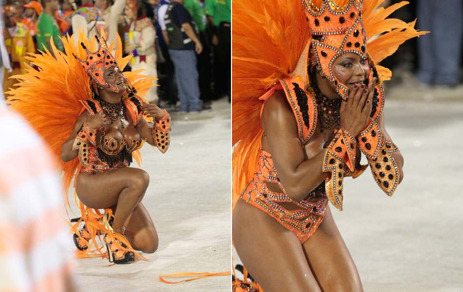A dançarina Adriana Bombom se ajoelha e presta reverência durante o desfile da Salgueiro.