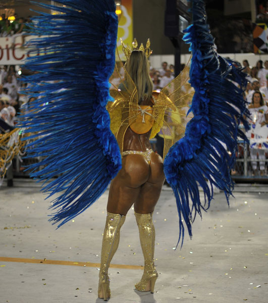 Musa desfila pela União da Ilha no segundo dia de apresentações do grupo especial do carnaval carioca.