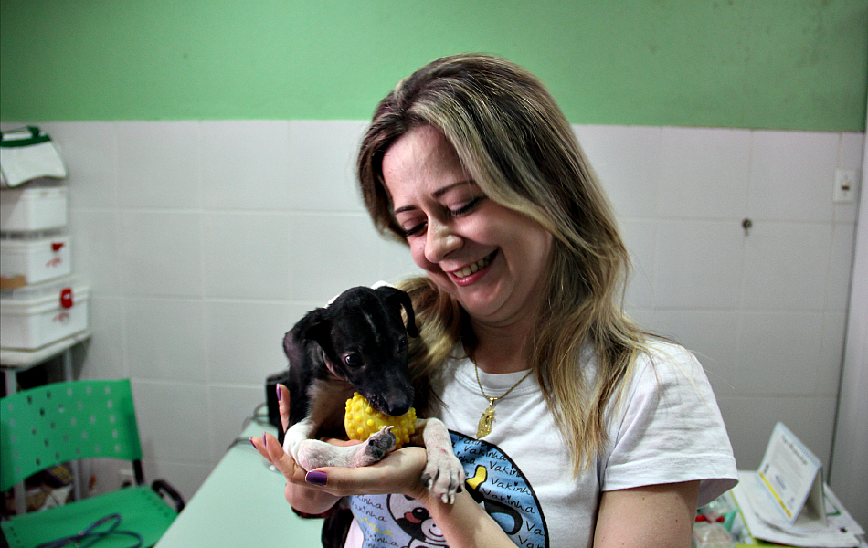 Liana Mara, 30 com a cadela Cuca, que foi resgatada pelo grupo e já foi adotada por uma família no interior do Ceará.