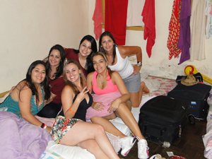 Verônica de Souza  e as amigas no quarto da República Ninho do Amor, em Ouro Preto. (Foto: Raquel Freitas)