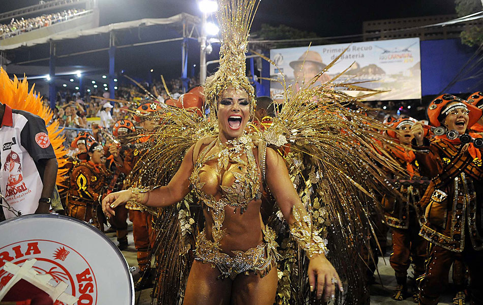 Vivane Araújo prestes a entrar na avenida para desfilar como rainha de bateria do Salgueiro