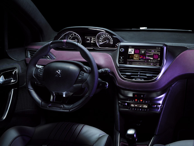 Peugeot 208 XY tem acabamento interno diferenciado, que facilita a interação do motorista (Foto: Divulgação)