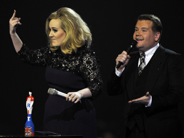 Adele faz gesto obsceno após ser interrompida no Brit Awards (Foto: Dylan Martinez/Reuters)