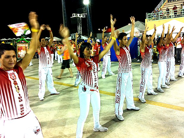 Segunda e última noite do Carnaboi 2012 agitou o público no sambódromo. (Foto: Marcos Dantas / G1)
