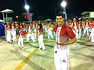 Wellinton Rocha orienta e organiza os dançarinos na avenida, ele é o coreógrafo. (Foto: Marcos Dantas / G1)