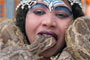 Indiano põe cobra na boca durante festival (Ajay Verma/Reuters)
