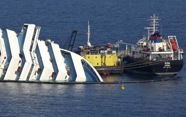 Combustível é retirado do Costa Concordia em 13 de fevereiro (Foto: AP)