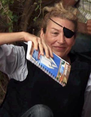 A jornalista americana Marie Colvin em Misrata, na Líbia, em 4 de junho de 2011 (Foto: Reuters)