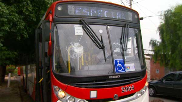 Ônibus apedrejado em Campinas (Foto: Reprodução EPTV)