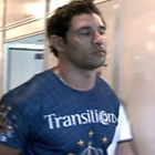 Detidos durante confusão são transferidos 
para cadeia (Reprodução/TV Globo)