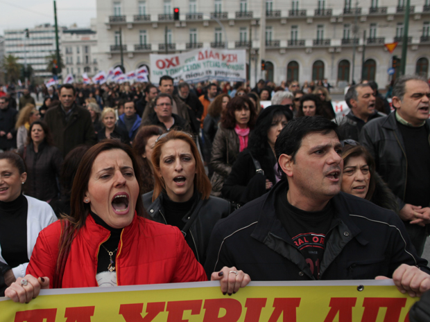 Protesto em frente ao Parlamento grego em Atenas (Foto: AP)