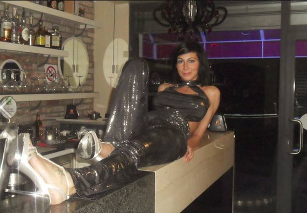 Laura Maggi passou a servir clientes em trajes sexy e enfureceu as mulheres de Bagnolo Mella. (Foto: Reprodução/Facebook)